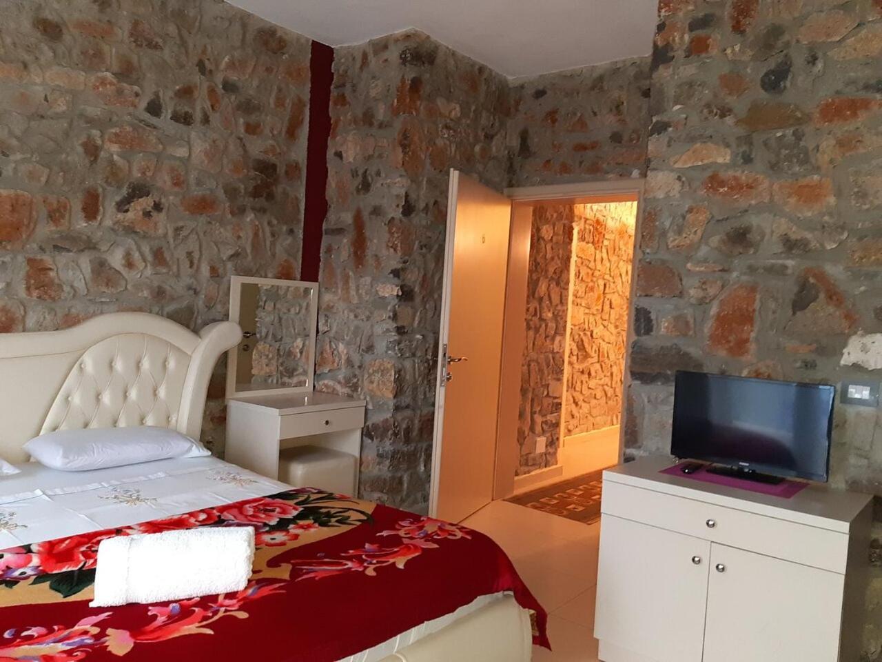 Udenisht Hotel Villa Stone Dream Bar Restaurant מראה חיצוני תמונה