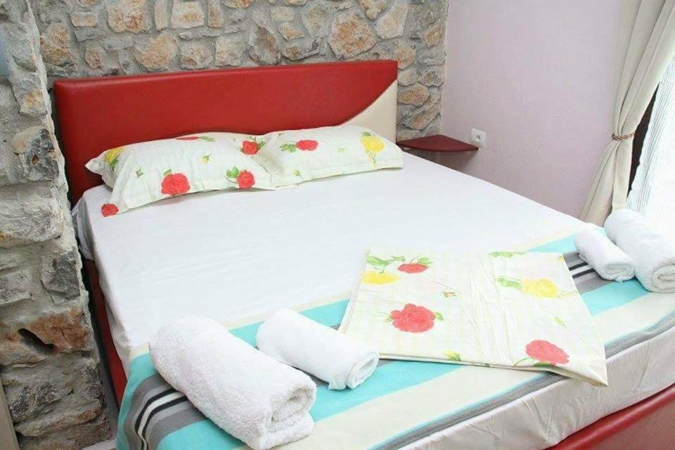 Udenisht Hotel Villa Stone Dream Bar Restaurant מראה חיצוני תמונה