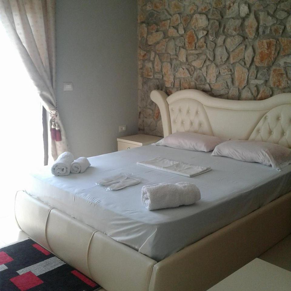Udenisht Hotel Villa Stone Dream Bar Restaurant מראה חיצוני תמונה