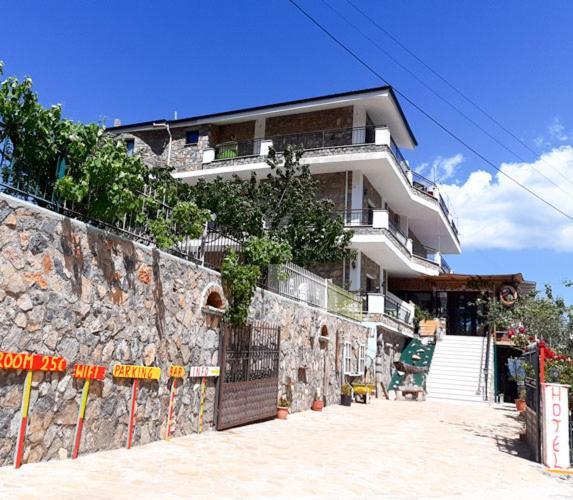 Udenisht Hotel Villa Stone Dream Bar Restaurant מראה חיצוני תמונה
