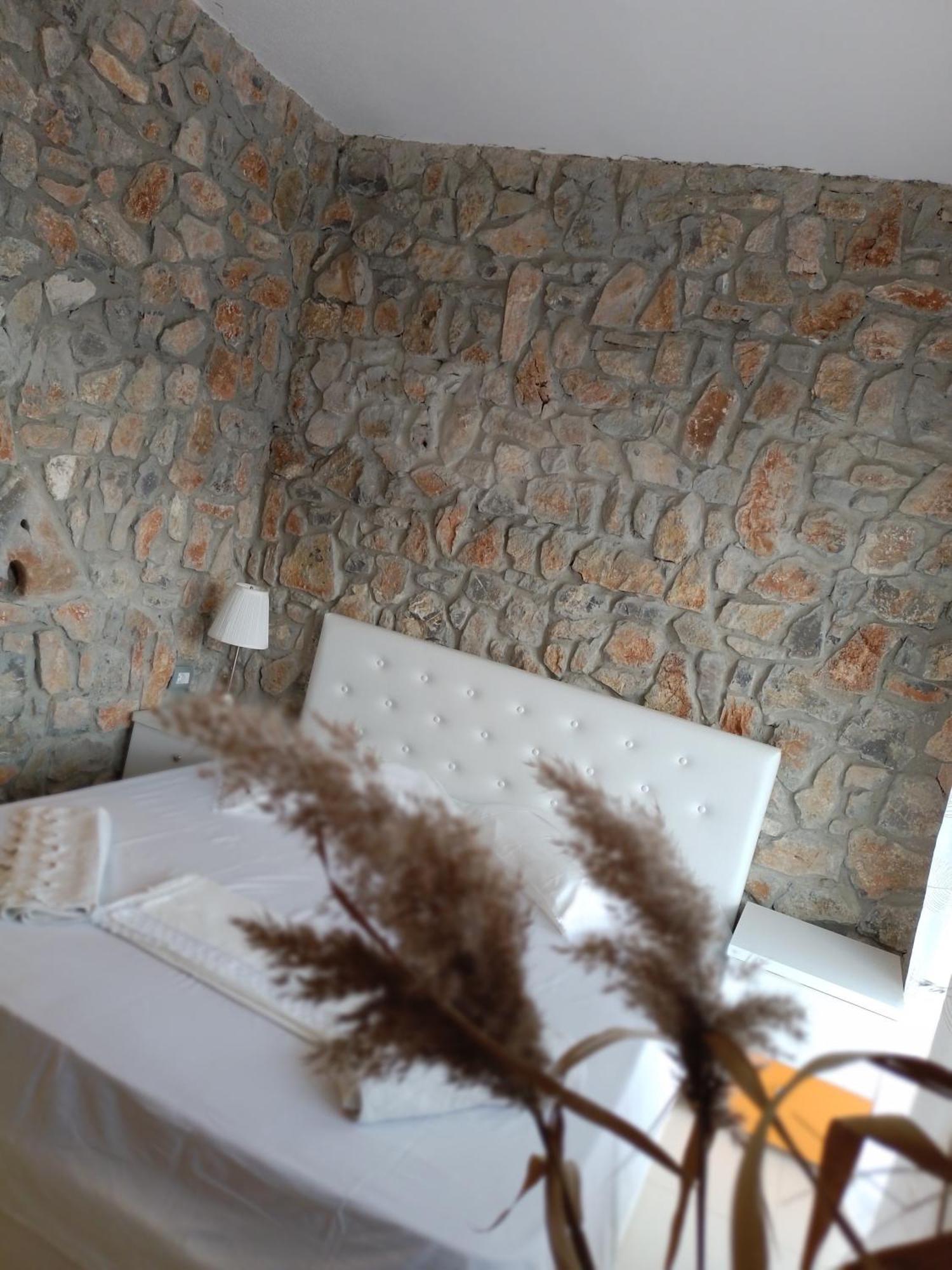 Udenisht Hotel Villa Stone Dream Bar Restaurant מראה חיצוני תמונה