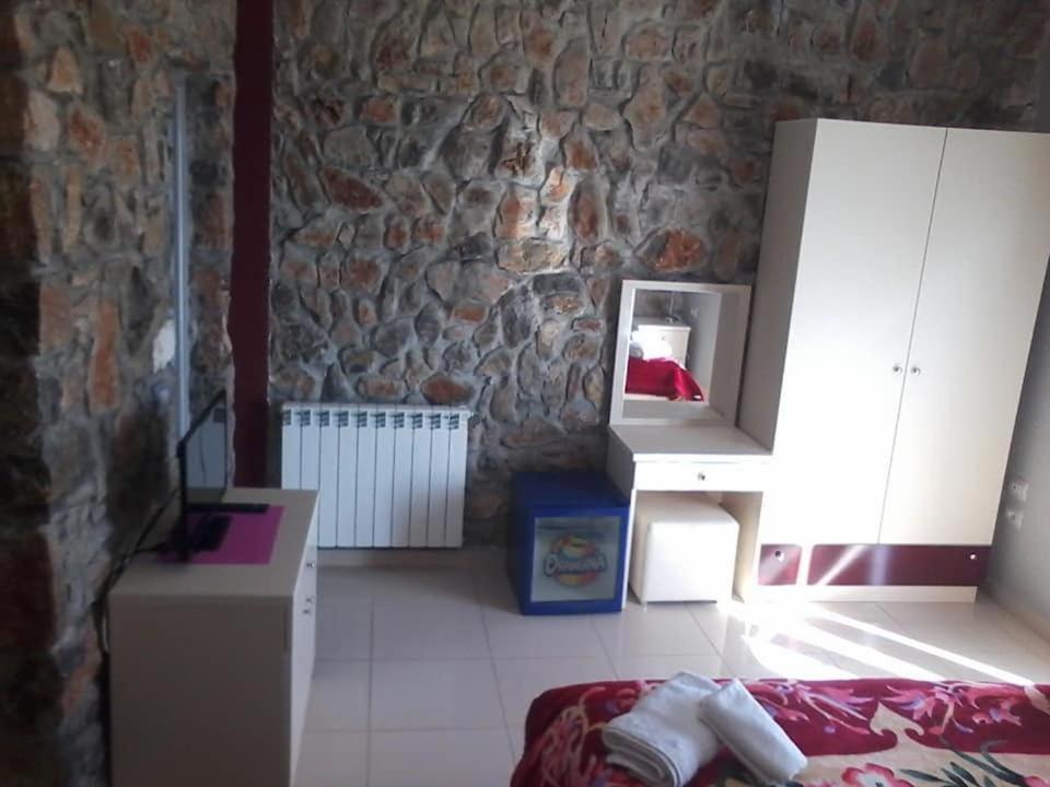 Udenisht Hotel Villa Stone Dream Bar Restaurant מראה חיצוני תמונה